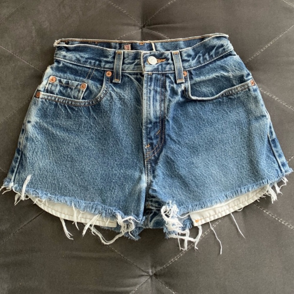 Vintage High waisted Levi’s bootie shorts size 24
